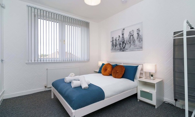 Wishaw Apartment | Free Parking - 2 Bedroom Flat