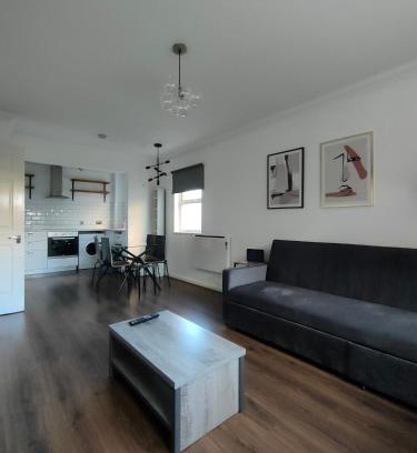 Southwark Apartment | Free Parking 4 Beds Flat 15 min train to Victoria London Bridge St Paul Cathedral