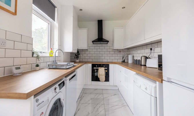 Newcastle-upon-Tyne House | Free Parking - 4 Bedroom House