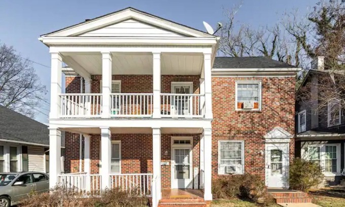 Danville House | FREE Parking! 5★ Amenities! 1 Gig WIFI! DOWNTOWN!