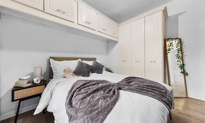 Seven Kings Apartment | FREE parking ALL- INCLUSIVE 1 BDR Flat FREE Netflix & WiFi