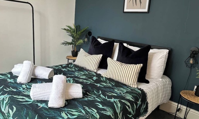 Gloucester Apartment | Free Parking, City Centre, Professional Apartment