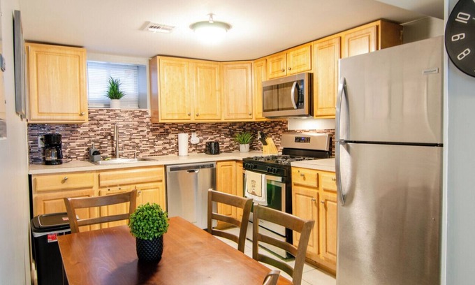 North Bergen Apartment | FREE Parking Charming 2-bedroom apartment Near NYC