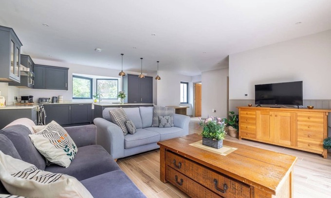 Redlynch House | |Free Parking|Chic|4BR|2.5Bath|Woodland Retreat|