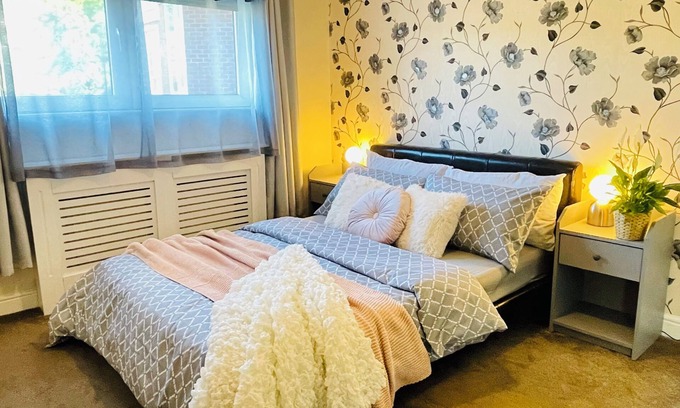 North Glasgow Apartment | Free Parking, Cosy & Lovely 2 bedroom apartment