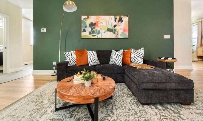 Point Breeze North House | FREE Parking+Games+Netflix +BBQ Near Bakery Square