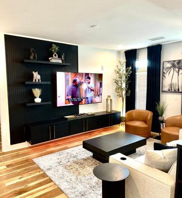 Peachtree Heights West Apartment | Free Parking, King Bed, 75 inch TV, and Luxury Stay