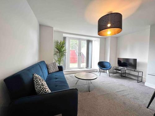 Salford Apartment | FREE PARKING - Lovely 2-BR Flat near Salford Royal