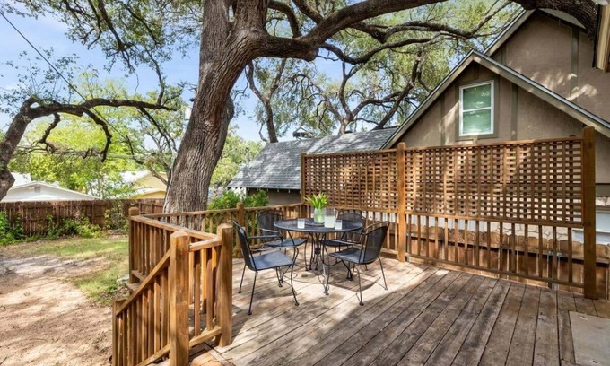 South River City House | Free Parking, Travis Heights - The Fairmount