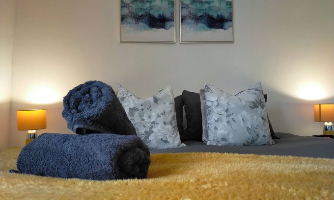 Lancaster House | Free Parking/WIFI 3 bed house, Sleep 6 with 2showers, near Uni and Town centre!