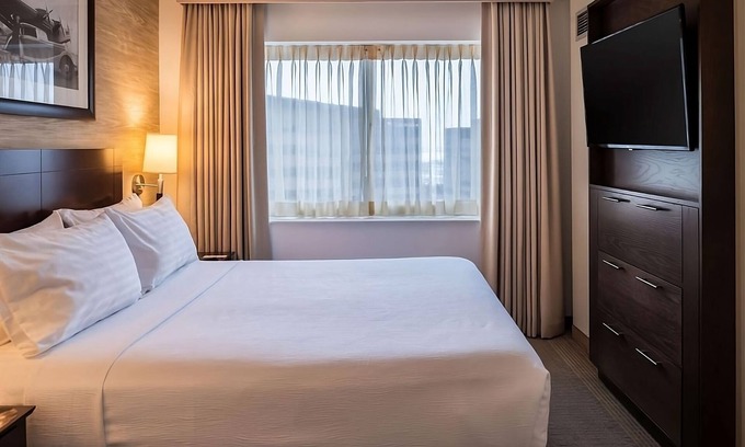 O'Hare Resort | Free Shuttle to Chicago O'Hare Intl Airport! Pet-friendly Property!