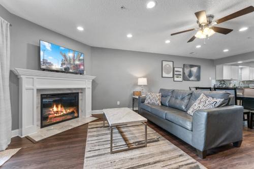 Branson Apartment | FREE Silver Dollar City & other ATTRACTION TICKETS! Spacious, Great location, Indoor & Outdoor pools