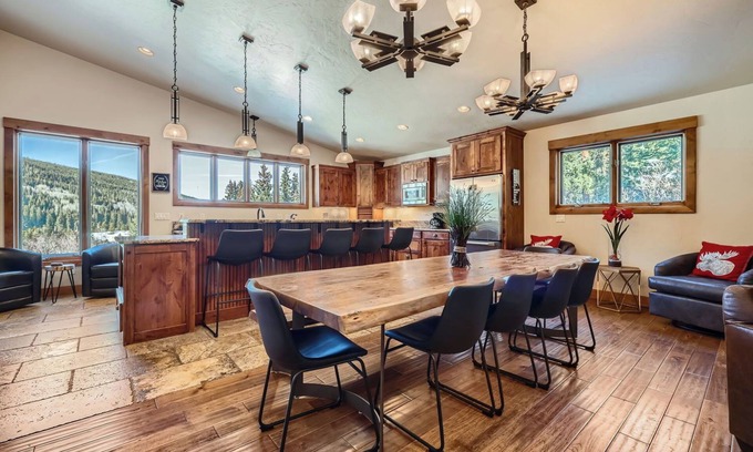 Blue River House | Free SkyCard - Spacious Luxury Home, Private Hot Tub, Theater - Casa de Plata