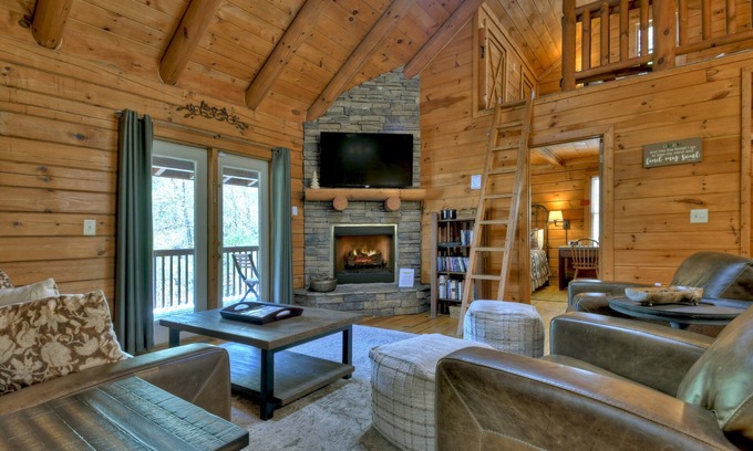 McCaysville Cabin | *Free Whitewater Rafting & Ziplining* Spacious & Secluded Cabin 7 Miles to Blue Ridge Attractions & Near Ocoee River Rafting