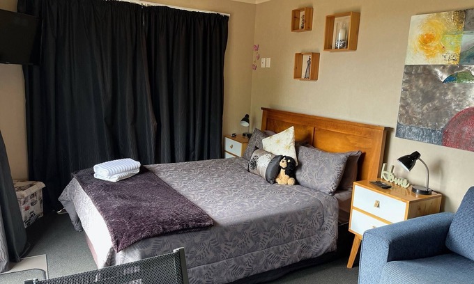Paroa House | Free Wifi/Breakfast,clean,private studio Greymouth