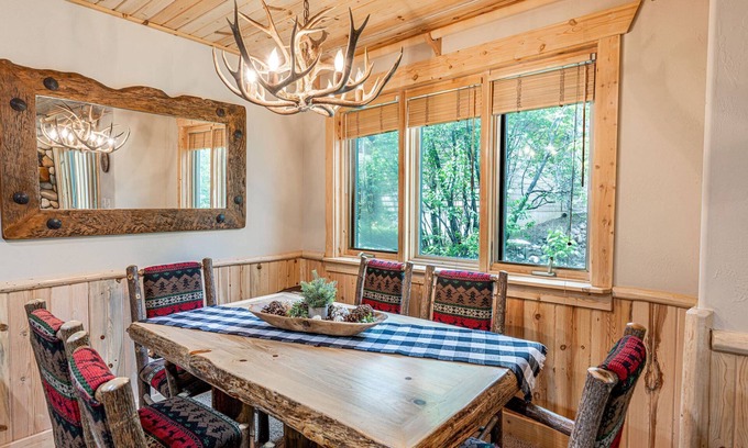 Park City Condo | *FREE ZIP-LINE TOUR* Modern Cabin – 5 Minutes to Canyons Village | Hot Tubs | On Free Shuttle Route