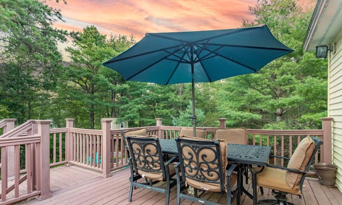 Freedom House | Freedom Retreat w/Hot Tub|Fire Pit|Near King Pine