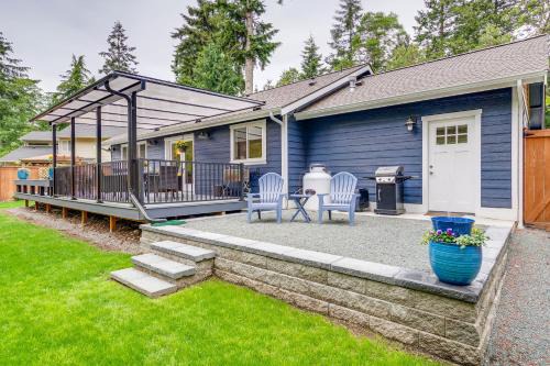 Freeland House | Freeland Retreat - Deck, Fire Pit and Beach Access!