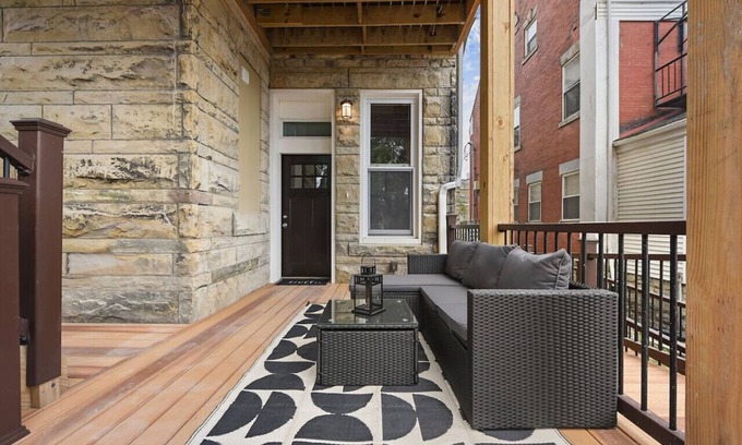 Point Breeze North Apartment | FreeParking+Netflix+BBQ Near Shops in East Liberty