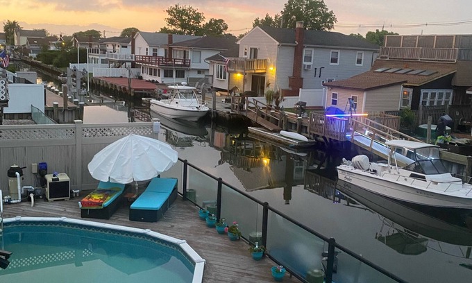 Freeport House | Freeport split house on the canal for an easygoing vacation!