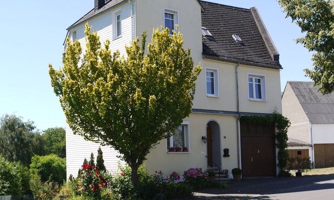 Starkenburg Apartment | Freestanding holiday house with large * - star apartment