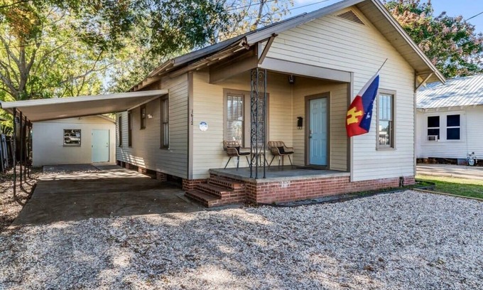 Freetown - Port Rico House | Freetown Hideaway: Private Room, Full Kitchen, Garden & Free Parking