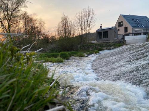 Mulfingen House | Freistehendes Ferienhaus Renkenmühle näher kann man am Wasser nicht wohnen
