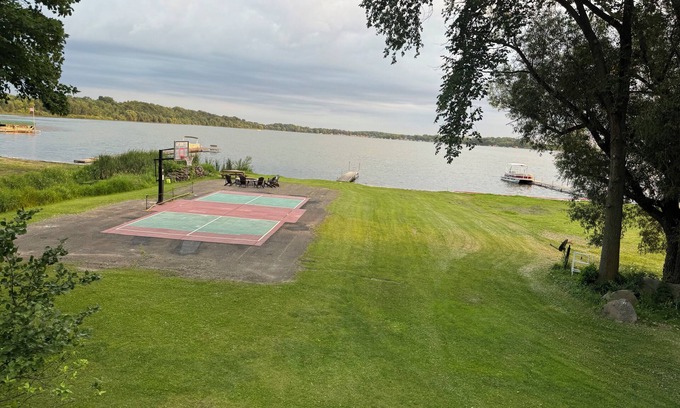 Annandale House | French Lake Shore Pickleball