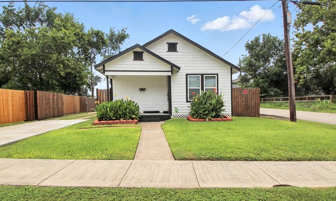 Northside House | “Frenchtown Finest”- Lovely 2-bedroom house three miles from Downtown Houston