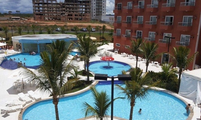 Setor Lagoa Quente Apartment | Frente ao Parque da Lagoa Quente, Apto particular com varanda e vista piscinas, com tela de proteção
