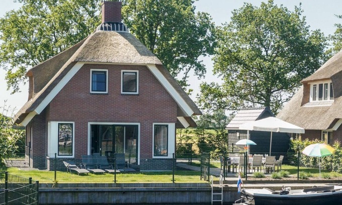 Idskenhuizen House | Freonskip is an 8 person child friendly water villa.
