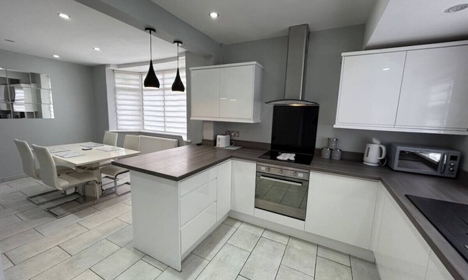 Rhyl House | Fresh and Spacious House