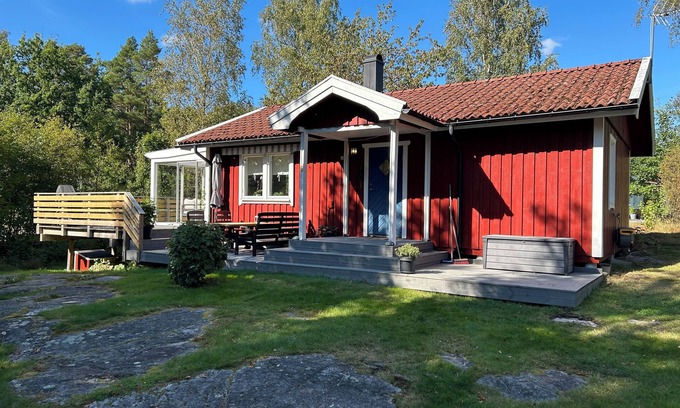 Brastad Cottage | Fresh cottage at beautiful Gullmarsfjorden with glass-enclosed porch
