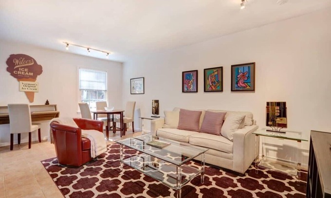 Historic Downtown Savannah Apartment | Fresh Cozy Apartment on Jones Street- FREE PARKING