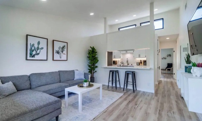 Pacific Beach Apartment | Fresh Modern & Comfy Apt Near It All [+parking]!
