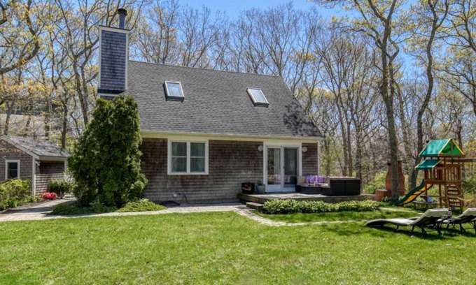 Vineyard Haven House | Fresh Quiet Hidden Gem, Pet & Kid Friendly, close to V.T.A., VH and farmstand-5*