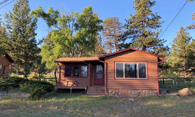 Estes Park Cabin | Fresh Remodeled Cabin, perfect location near RMNP & downtown Estes Park Colorado