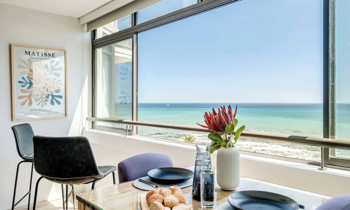 Mouille Point Apartment | Fresh Sea Air and Endless Views at Twilight Tide