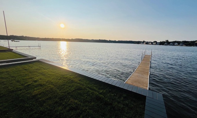 La Porte House | Fresh, sleek, retreat on Pine Lake