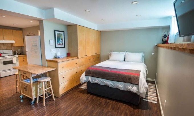 Rossland Apartment | Fresh Studio Apartment in Central Rossland