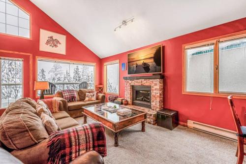 Snow Pine Estates House | Fresh Tracks Retreat - Ski In Out Mtn View & Private Hot Tub