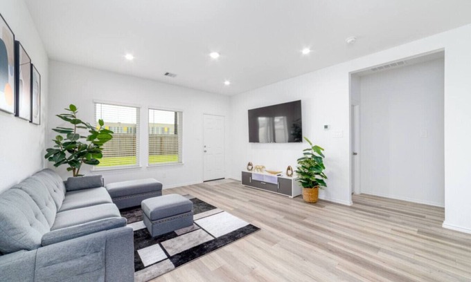 Houston House | Freshly Built 4BR, 2.5-Bath Home in North Houston