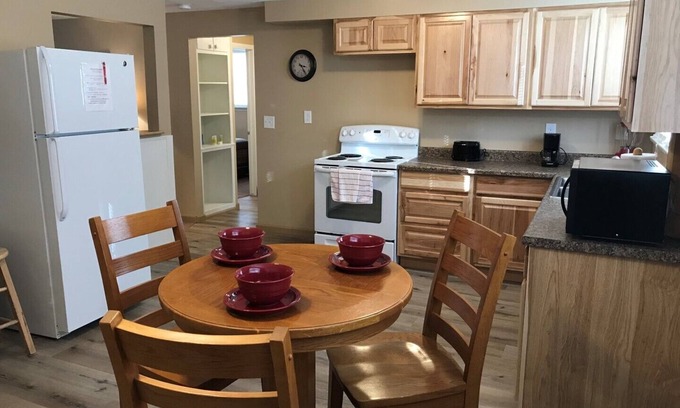Cascade Apartment | Freshly Remodeled 2 Bedroom, Full Kitchen, living Room Suite, in Cascade unit #4