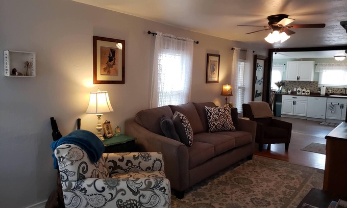 Williams Cottage | Freshly Renovated 1911 Historic Cottage- 60 Minutes to Grand Canyon