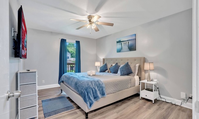 Clarksville House | 🏡 Freshly Updated 4BR/2BA Home | 🖌️ New Paint + 🌬️ Dehumidifier 🛏️ Bedrooms w/TVs & Ceiling Fans | 🍳 Full Kitchen 🛋️ Spacious Living Room | 🧺 Washer/Dryer 🌳 Deck & Yard | 📍 Close to Ft. Campbell, Casino, ✨ Clean & comfy stay!
