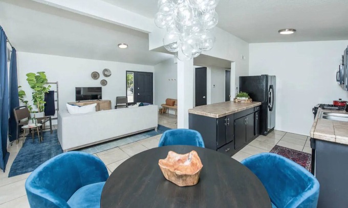 Raisin House | Fresno House| 3 Bed/2 Bath | Large Backyard | 1/2 mile to 41 hwy!