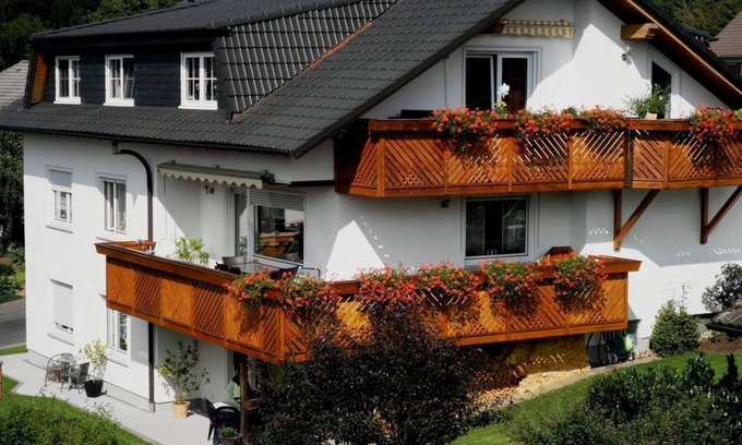 Hilders Apartment | Freundliche Ferienwohnung mit Freisitz - Ferienhaus Geier