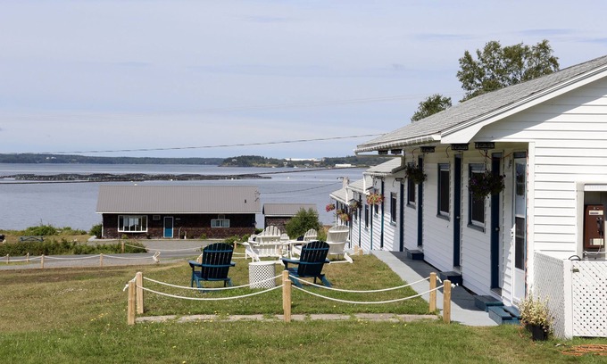 Welshpool Hotel | Friars Bay Inn & Cottages