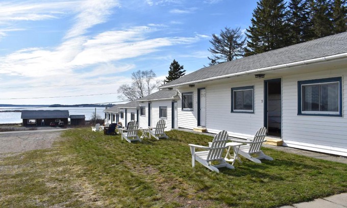 Welshpool Hotel | Friars Bay Inn & Cottages