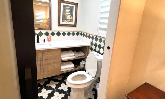 Del Mar Apartment | Frida Unit #2. Charming 2-bedroom apartment in delightful Corpus Christi.